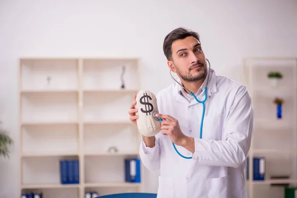 Ung Läkare Som Håller Pengar Ersättningskoncept — Stockfoto