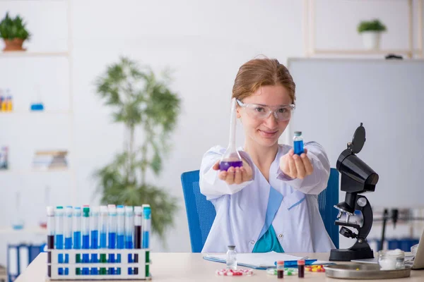 Jonge Meisje Chemicus Drugs Synthese Concept — Stockfoto