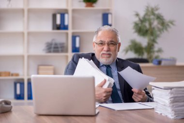 Ofiste çalışan eski bir işadamı.