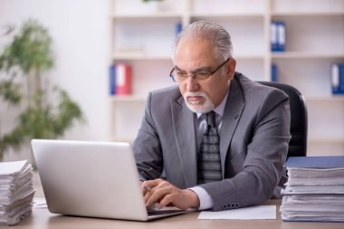 Ofiste çalışan eski bir işadamı.