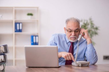 İş yerinde çalışan eski patron.