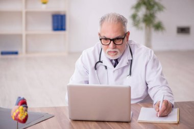 Teletıp konseptinde yaşlı bir doktor.