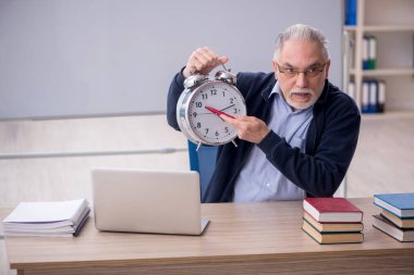 Zaman yönetimi konseptinde eski öğretmen