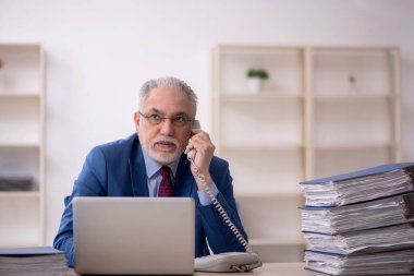 Eski çalışanım ve ofiste çok işim var.