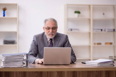 İş yerinde çalışan eski bir işadamı