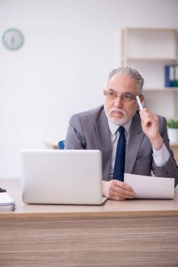 İş yerinde çalışan eski bir işadamı