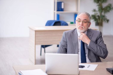 İş yerinde çalışan eski bir işadamı