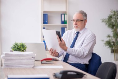 İş yerinde çalışan eski bir işadamı