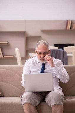 Salgın sırasında evden çalışan eski bir işadamı