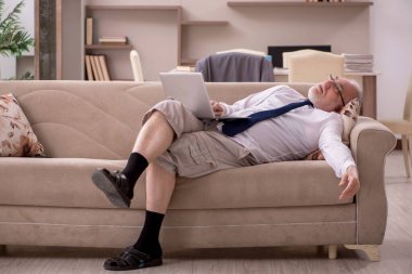 Salgın sırasında evden çalışan eski bir işadamı