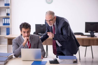 Ofiste çalışan iki meslektaşım.