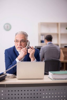 İş yerinde çalışan iki meslektaş