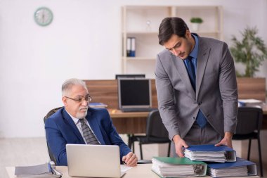 İş yerinde çalışan iki meslektaş