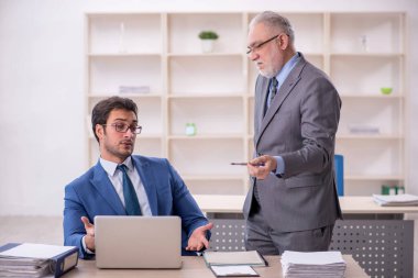 İş yerinde çalışan iki meslektaş