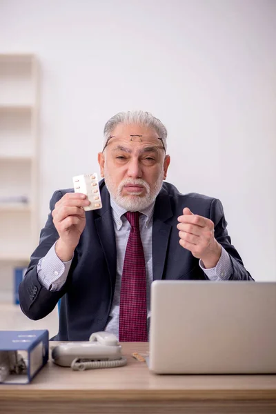Old Businessman Employee Feeling Bad Office — Stock Photo, Image