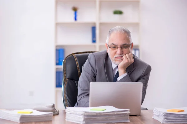 Old Businessman Employee Unhappy Excessive Work Workplace — Foto de Stock
