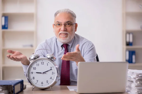 Old Boss Employee Time Management Concept — Stock Photo, Image