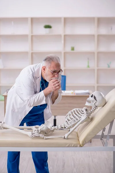 Старый Врач Пациент Скелетом Больнице — стоковое фото