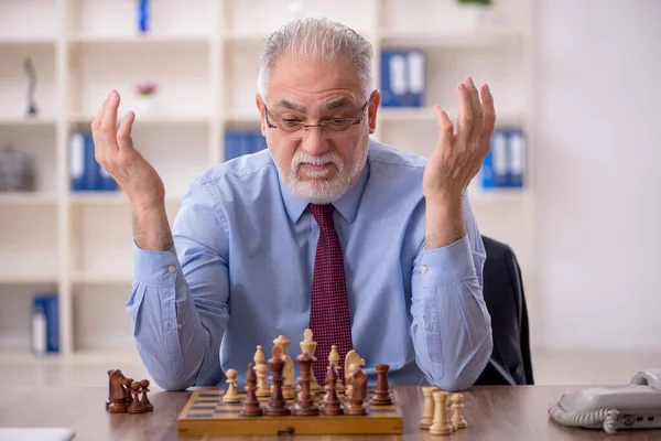 Starý Muž Zaměstnanec Hraje Šachy Kanceláři — Stock fotografie