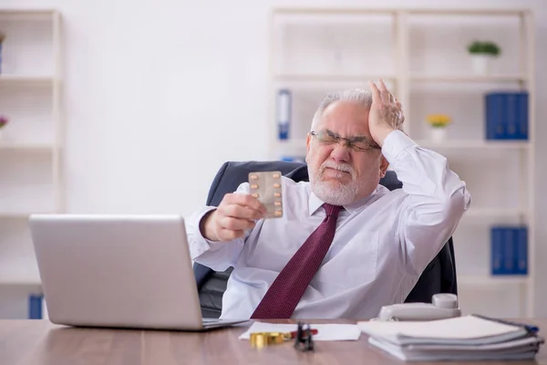 Old Male Employee Feeling Bad Workplace — Stock Photo, Image