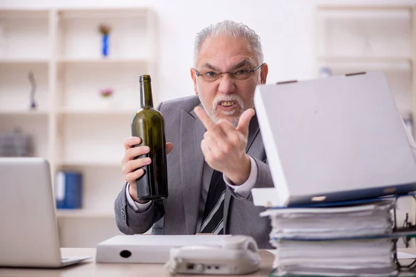 Old Employee Drinking Alcohol Workplace — Stock Photo, Image