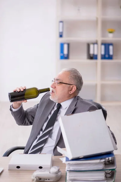 Starý Zaměstnanec Pije Alkohol Pracovišti — Stock fotografie