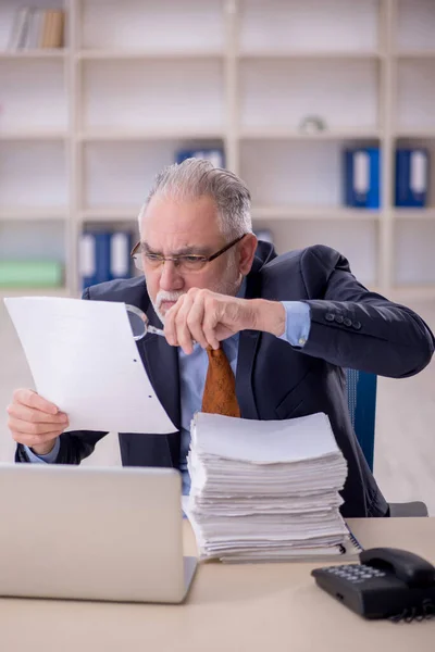Old Male Employee Too Much Work Workplace — Stock Photo, Image