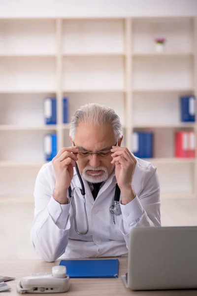 Aged Male Doctor Working Clinic — Stock Photo, Image