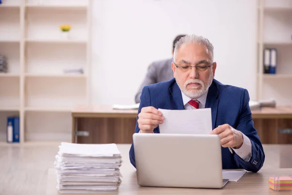 Två Manliga Kollegor Som Sitter Arbetsplatsen — Stockfoto