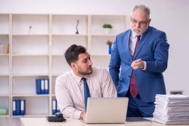 Kabadayılık kavramında yaşlı patron ve genç çalışan