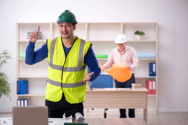 İki mimar proje üzerinde çalışıyor.