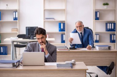 İş yerinde oturan iki erkek arkadaş.