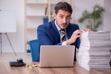 Genç işadamı işyerinde aşırı çalışmaktan memnun değil.