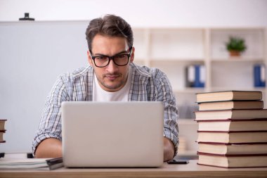 Sınıfta sınava hazırlanan genç bir öğrenci.