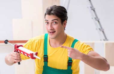 Müteahhit ahşap döşemede çalışıyor.