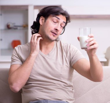 Alerjisi olan genç adam.