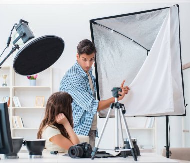 Fotoğraf stüdyosunda çalışan genç fotoğrafçı.