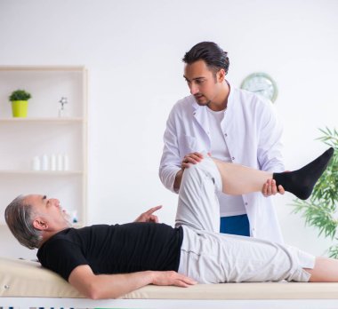 Yaşlı yaralı adam genç doktoru ziyaret ediyor.