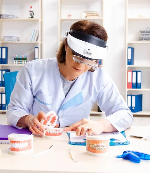 Vrouwelijke Arts Die Werkt Aan Nieuwe Tanden Implantaat — Stockfoto
