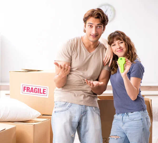 Het Jonge Paar Verhuist Naar Nieuw Appartement — Stockfoto