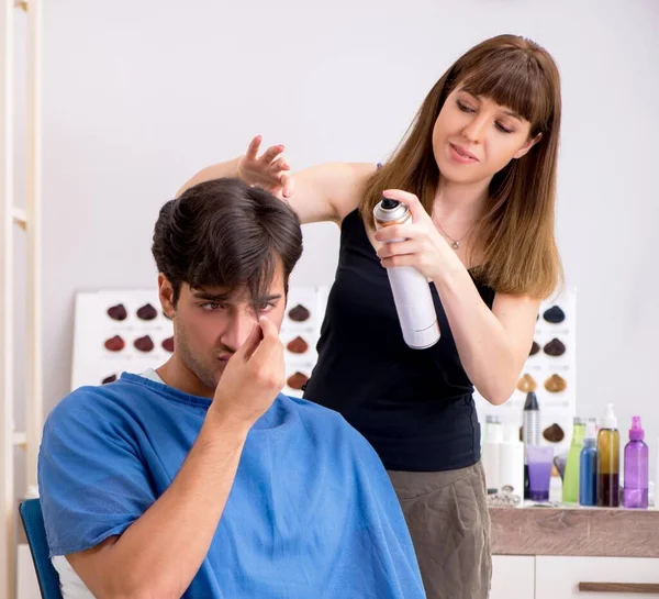 Young Attracrive Man Visiting Female Barber — Stock Photo, Image