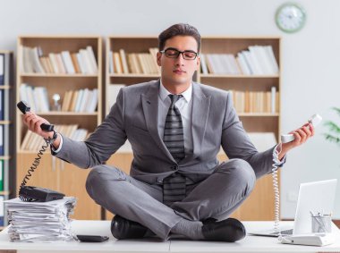 Çağrı merkezi operatörü telefonda konuşuyor.