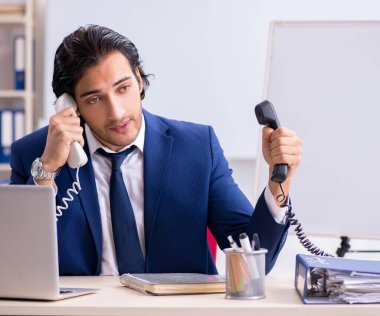 Ofiste çalışan yakışıklı genç işadamı.