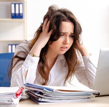 Genç bayan çalışan aşırı işten memnun değil.