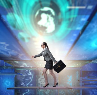 Veri yönetimi kavramında yürüyen iş kadını