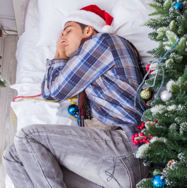 Yılbaşı partisinden sonra akşamdan kalma olan adam.