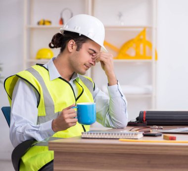 Ofiste çalışan genç erkek mimar.