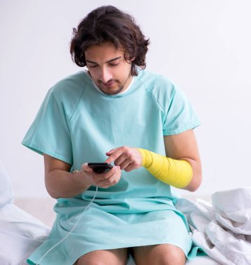 Genç adam nakil konseptiyle hastanede kalıyor.