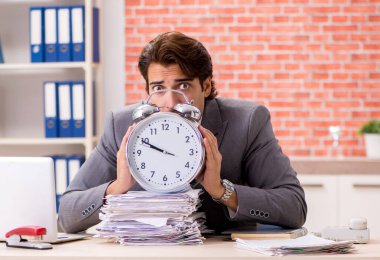 Ofiste çalışan genç işadamı.