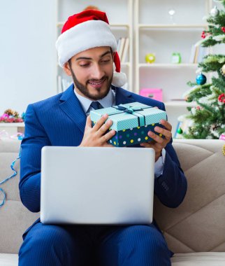 Noel 'de evde çalışan işadamı.